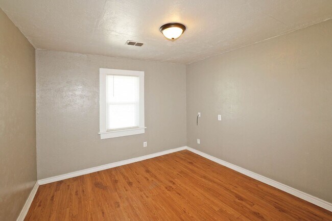 Building Photo - 3905 S Tyler St