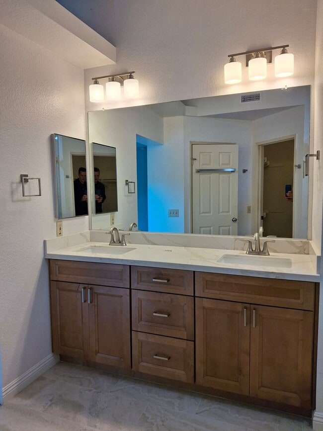 Building Photo - RECENTLY REDUCED! Beautifully Remodeled 4-Bedroom, 3-Bath w/ 2 Car-Garage and Central AC/Heat! MU...