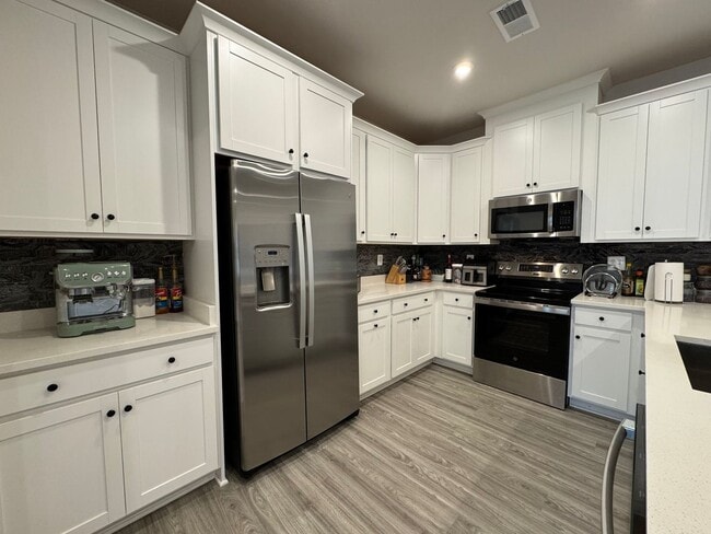 Building Photo - Stunning 2 Bed 2 Bath Interior Townhome In...