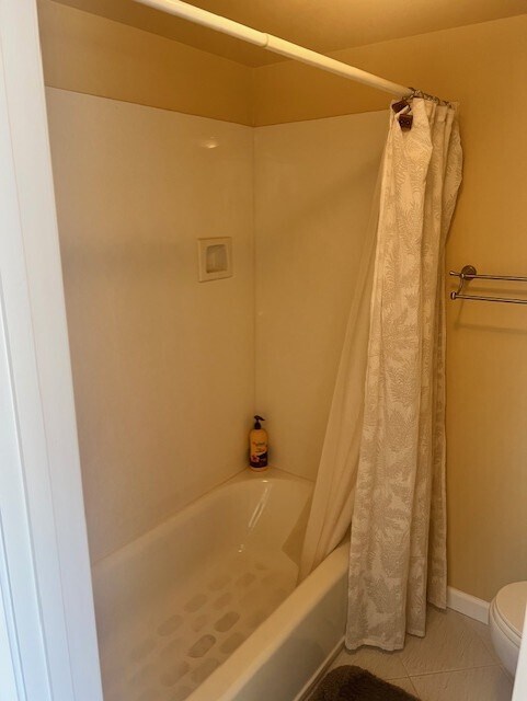 Family Room Bathroom - 880 Larkspur Dr