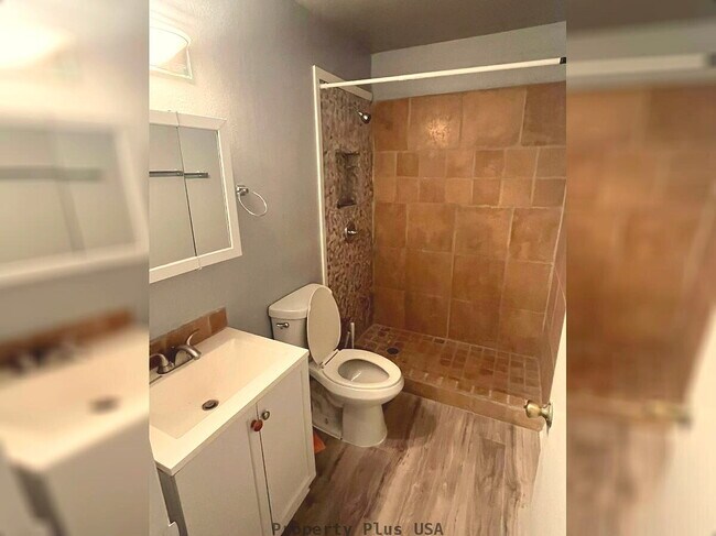 Building Photo - "Charming 2-Bed, 2-Bath Oasis in Phoenix – Cozy Comfort Awaits!"