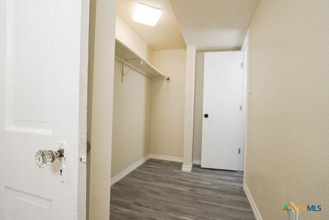 Building Photo - 913 Hander Ln