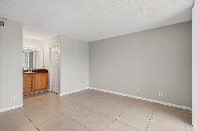 Building Photo - 752 Executive Center Dr