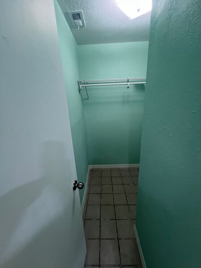 Building Photo - Annual ** Newly Renovated ** 3 Bedroom / 2...
