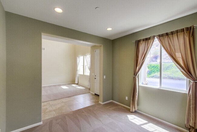 Building Photo - Beautiful Sky Ranch home with Spectacular Views!