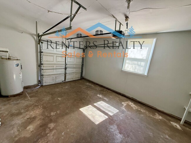 Building Photo - 3 bedroom house with Fenced Yard