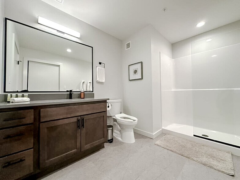 Building Photo - 604 W 4th St N