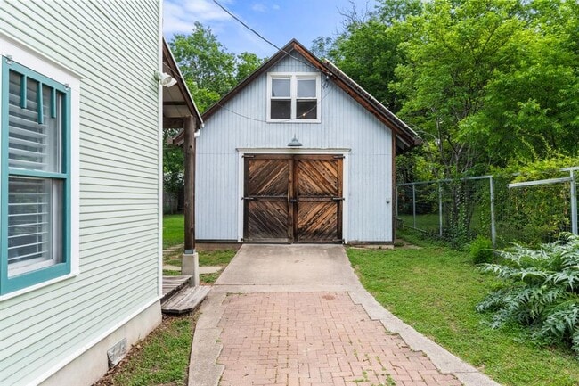 Building Photo - 512 E 49th St