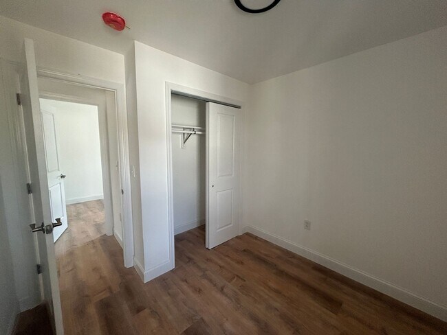 Building Photo - Gorgeous 3 bedroom 1 1/2 bathroom Single F...