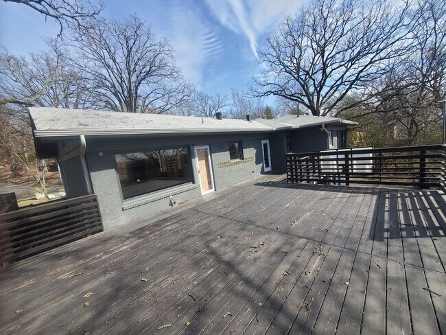 Building Photo - Call Peggy 501 676 1758