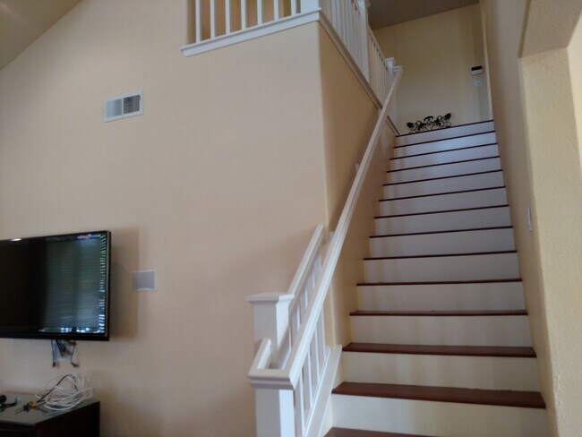 Building Photo - Beautiful Updated 4BD/3BA Two Story Home -...