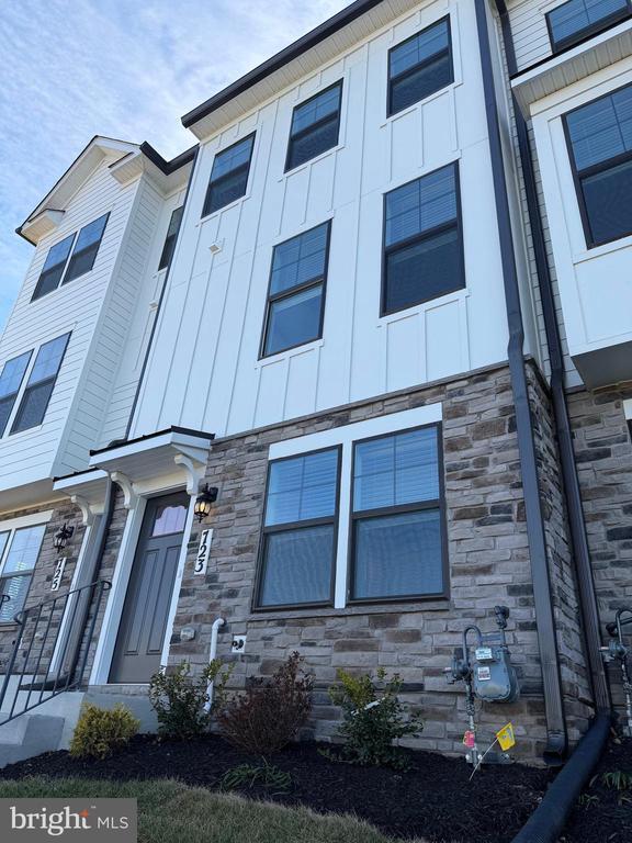 Building Photo - 723 Courier Ln