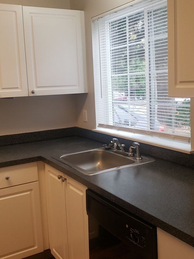 Building Photo - Wonderful townhouse in East Portland! rentalsc21.com