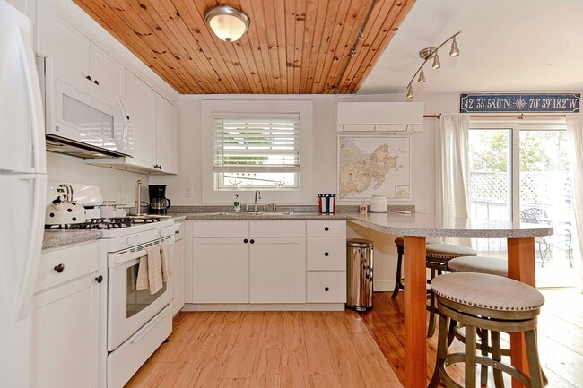 Building Photo - WINTER RENTAL: Changes In Latitude (Dogs Welcome!)