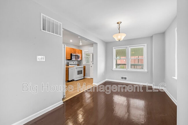 Building Photo - 2107 Hawthorne Rd