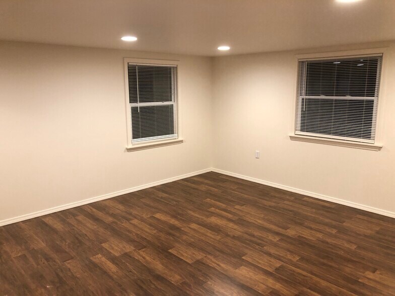 Building Photo - 307 Gilmore Ave