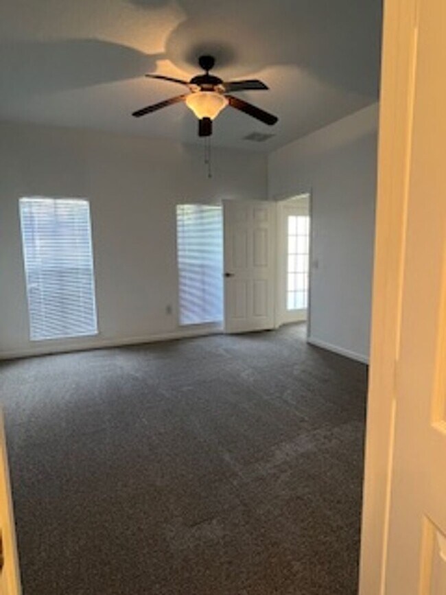 Building Photo - Large Townhome!