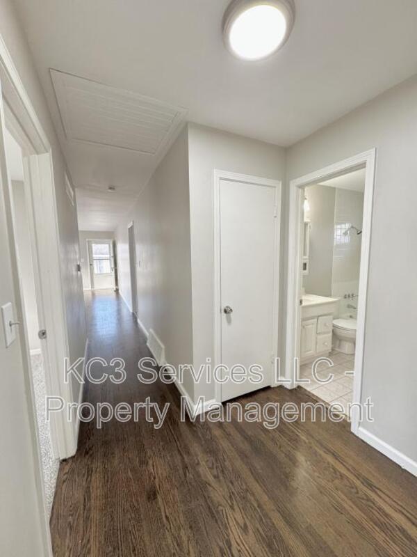 Building Photo - 5940 E 136th St