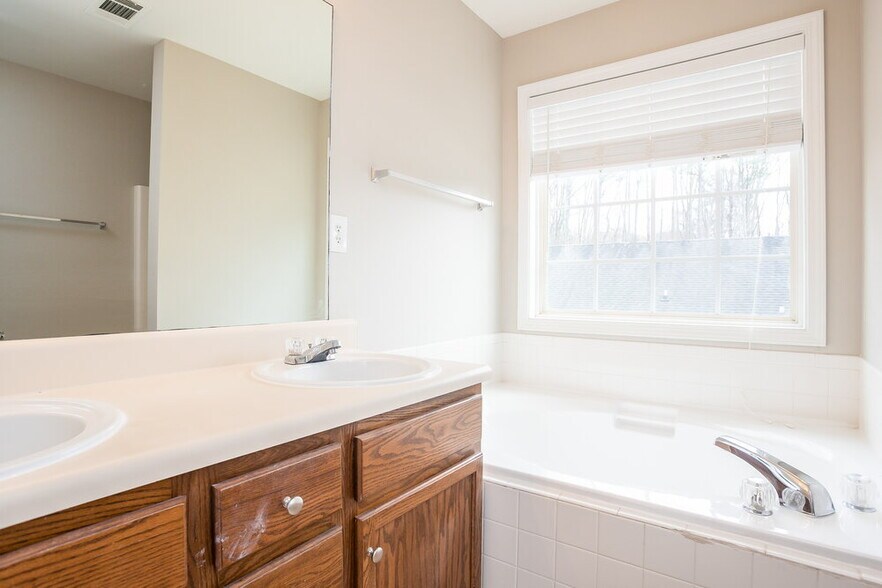 Building Photo - 880 Terrace Mill Dr