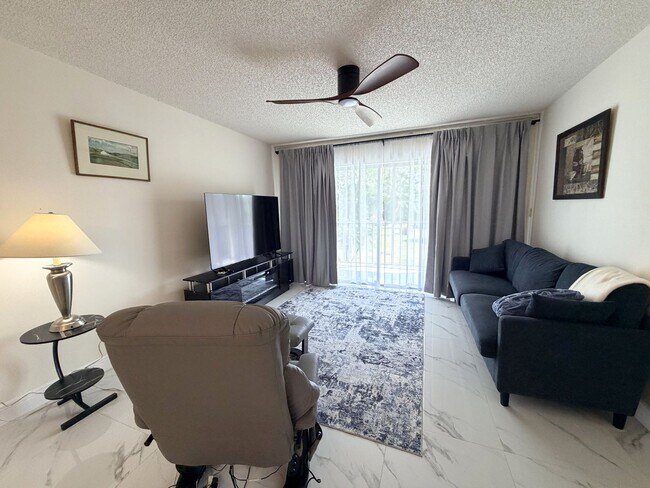 Building Photo - 2/2 STUNNING SEASONAL RENTAL IN SUNNY N. FT. MYERS, FL