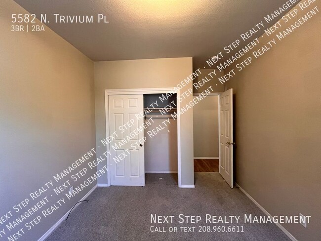 Building Photo - 3 Bed 2 Bath Townhome - NO SECURITY DEPOSI...