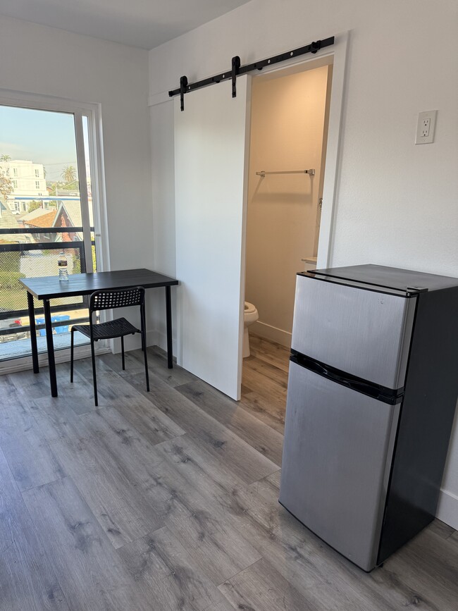 Building Photo - 1110 E 40th Pl