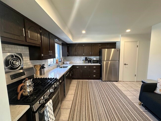 Building Photo - 531 Day Ave