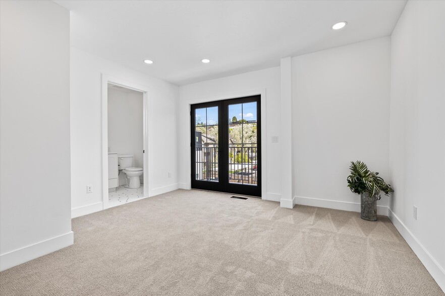 Building Photo - 614 N Avenue H Ave