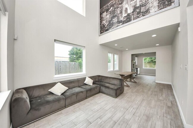 Building Photo - 4228 Bellfort Ave