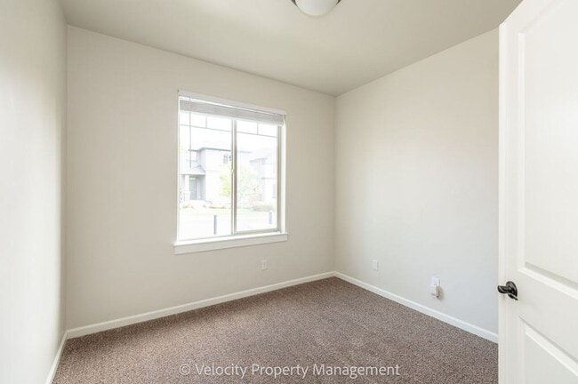 Building Photo - Lovely 3 bedroom, 2.5 bathroom home plus a...