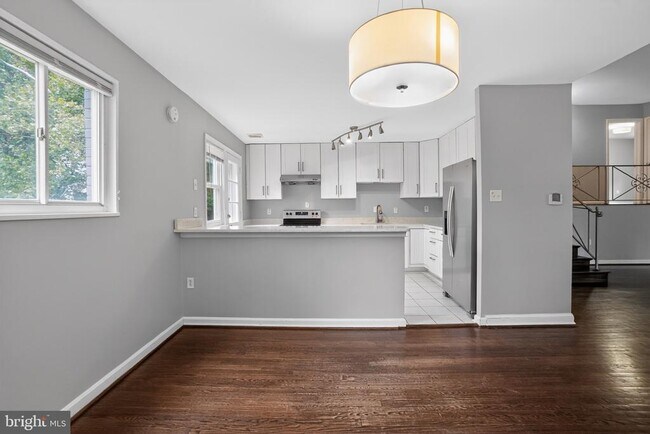 Building Photo - 9211 E Parkhill Dr