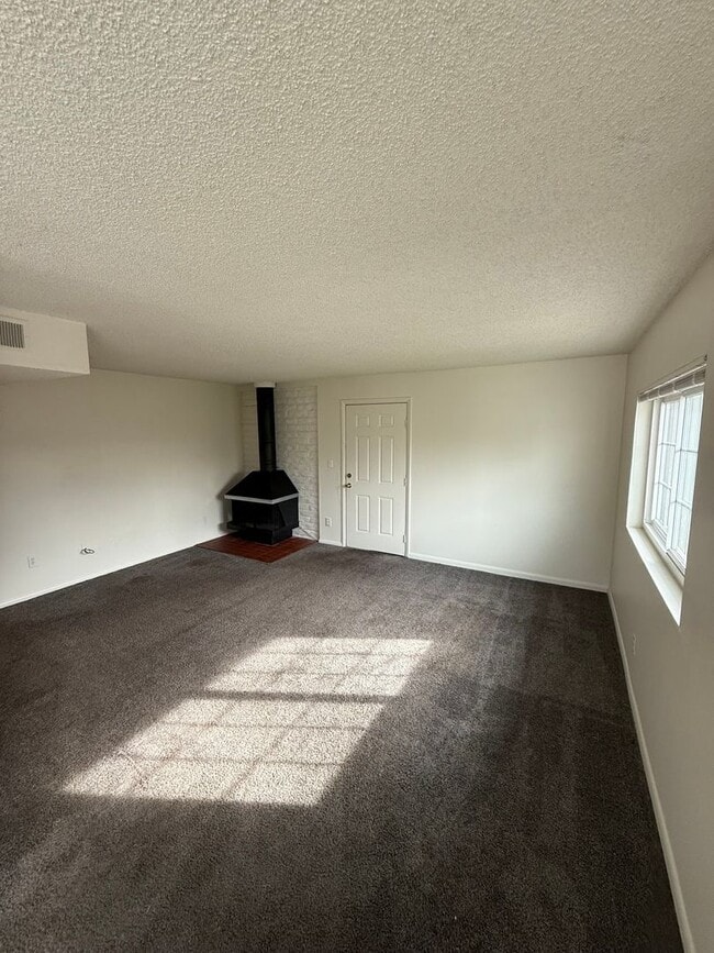 Building Photo - Spacious 3 Bedroom 2 Bathroom Condo in East Denver!