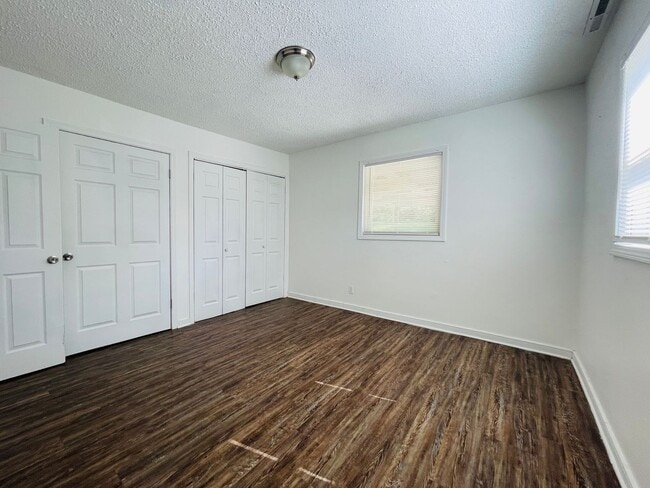 Building Photo - 802 W Main St