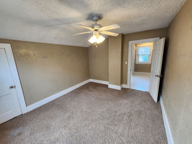Building Photo - Charming 2 Bedroom House