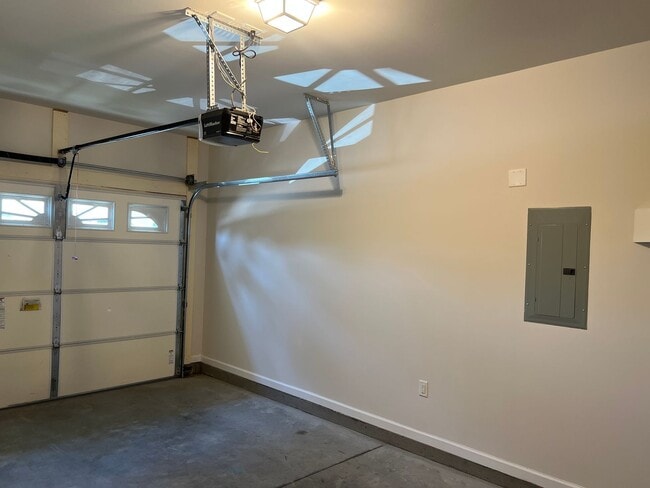 Building Photo - 3/2 Condo in Gated Community near Downtown...