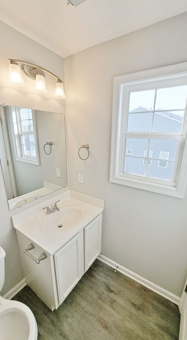 Building Photo - 3 Bed / 2-1/2 Bath Single Family Townhome w/1-Car Garage