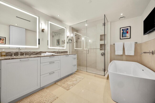 Building Photo - 2645 S Bayshore Dr