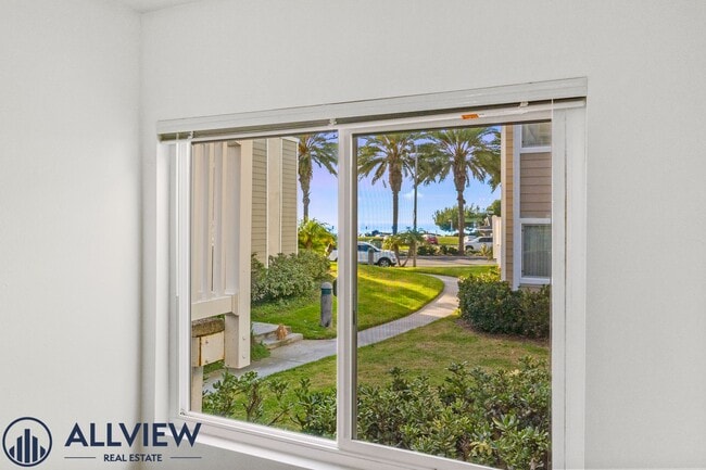 Building Photo - Remodeled 2 Bed, 2 Bath Condo with Ocean V...