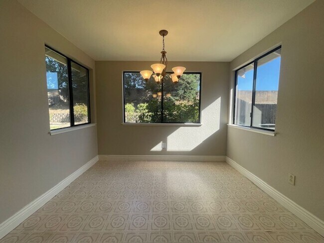 Building Photo - Gorgeous single story Gold River home in C...