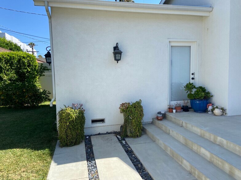 Building Photo - 4470 Stansbury Ave