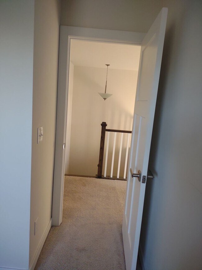 Building Photo - Superlative 6 Bedroom, 5 Bathroom Home in an Upscale Community!