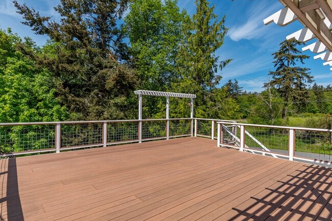 Building Photo - Spacious 2+ Bedroom Home on Corner Lot in ...