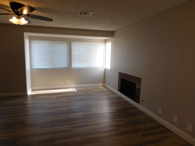 Building Photo - Spacious 2 bedroom- no neighbors under you !!