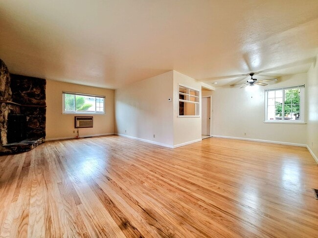 Building Photo - Charming Single Story 3bd House with Large Yard!