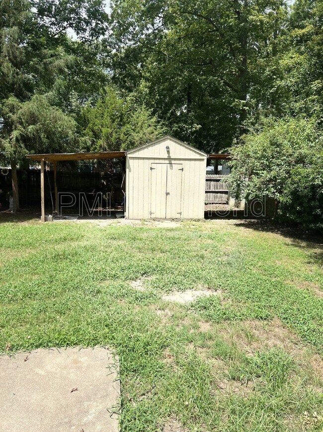 Building Photo - 1900 Woodmont Dr