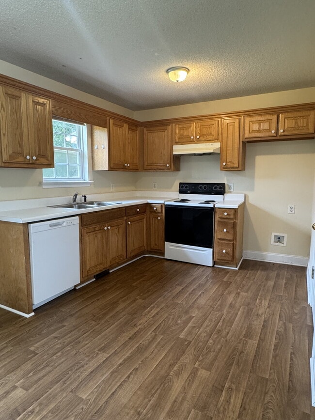 Building Photo - Brand New Listing – North Hall
