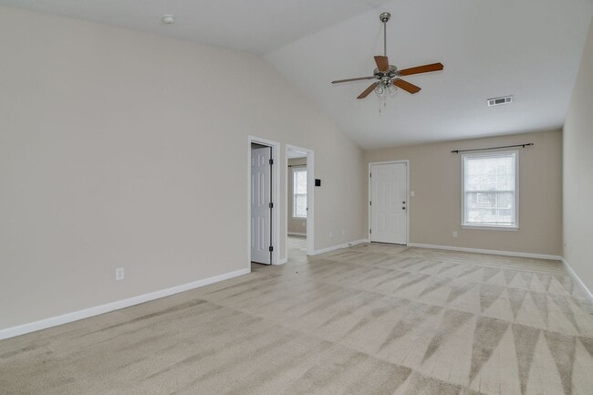 Building Photo - End Unit Townhome!