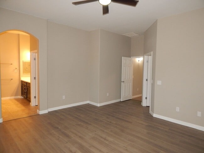 Building Photo - 3 bedrooms over 2200 Square Feet - Single Story-Marana