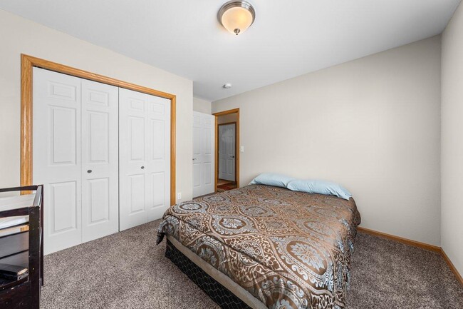 Building Photo - 433 Sarah Cir