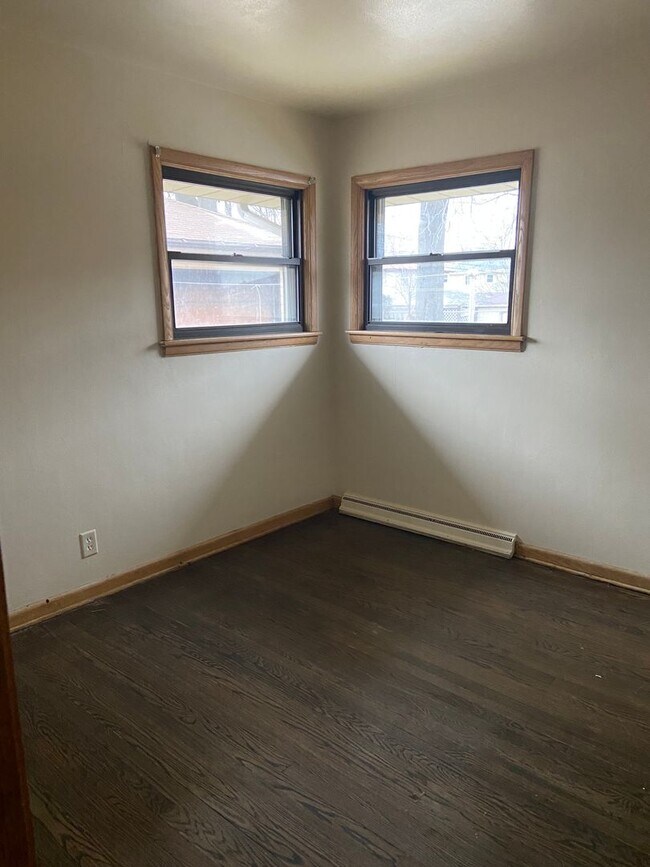 Building Photo - NICE 3BR SINGLE FAMILY, BRICK, CLOSE TO EVERYTHING, BASEMENT, YARD, GARAGE1